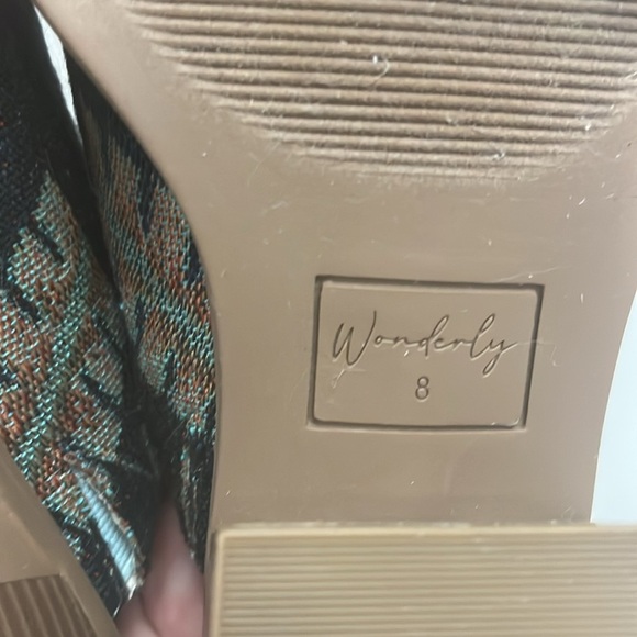 Wonderly Multicolor Patterned Tapestry Mules size 8 / barely worn - Picture 7 of 8